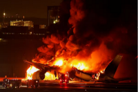 Japón: un avión que trasladaba 367 pasajeros se incendió en pleno aterrizaje 