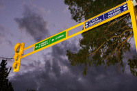 Más seguridad vial para Ullúm: segundo semáforo con indicadores turísticos