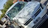 Un conductor chocó contra dos árboles en una esquina capitalina, creen que se quedó dormido