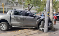 Quiso esquivar un colectivo y terminó estrellado contra un pilar de luz, ocurrió en Capital