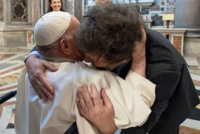 Javier Milei y el Papa Francisco tuvieron su primer encuentro público, con un saludo y un abrazo fuera de protocolo