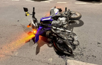 Otra victima en moto: perdió el control, chocó contra el cordón y murió