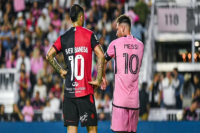 La hora de Lionel Messi: fútbol y gran gesto con los jugadores de Newell's