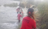 Por el fuerte aumento del caudal, prohíben bañarse en el río por la zona de calle Las Moras