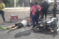 Un motociclista chocó con un utilitario y estuvo 30 minutos tendido en la calzada esperando a la ambulancia 