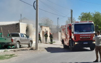 Una casa se quemó producto de un incendio en Santa Lucía, al límite con Capital