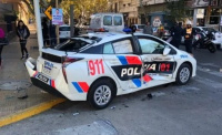Fuerte choque entre un móvil policial y un delivery dejó a una persona gravemente herida