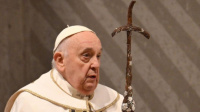 Pese a la preocupación por su salud, el Papa Francisco encabezó la misa de vigilia pascual
