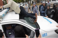 Chaco: detuvieron a un concejal por treparse a un patrullero en una protesta 
