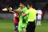 Alerta “Dibu”: Emiliano Martínez salió lesionado en el duelo ante Chelsea