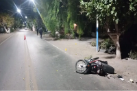Un motociclista quedó gravemente herido tras chocar contra un árbol