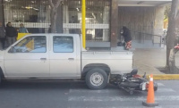 Un hombre salió desprendido de su moto tras chocar contra un auto en Capital