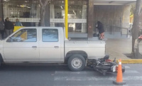 Un hombre salió desprendido de su moto tras chocar contra un auto en Capital