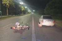 Un motociclista resultó herido tras chocar contra un auto estacionado