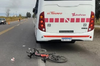 Un hombre en bicicleta chocó contra un colectivo y terminó con fracturas