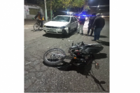 Siniestro vial: un motociclista terminó con serias lesiones tras ser embestido por un auto 