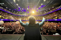 Show de Milei en el Luna Park: que canciones cantará y que político lo acompañará