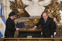 En una ceremonia corta, Javier Milei le tomó juramento a Guillermo Francos como jefe de Gabinete