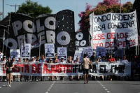 Grupos piqueteros vuelven a la calle con una protesta en puente Pueyrredón