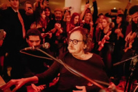 Reapareció Charly García en un particular lugar y toco dos temas
