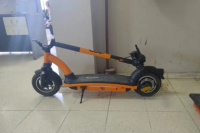 Una joven se trasladaba en monopatín eléctrico y la choco una camioneta