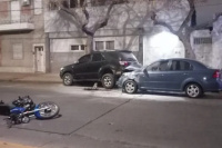 Violento choque tuvo lugar en el centro sanjuanino y un vehículo estacionado quedó involucrado