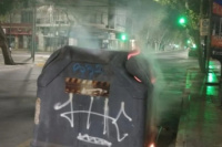 Vandalizaron un contenedor de basura en pleno centro sanjuanino
