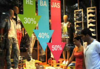 Las ventas minoristas se desplomaron un 21,9% anual en junio y un 17,2% en el primer semestre