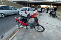 Producto de un grave accidente en Av. Circunvalación un motociclista terminó herido
