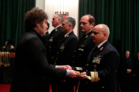 Milei encabezó un acto con las Fuerzas Armadas y anunció una recomposición salarial
