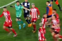 El video del escandaloso final entre Gimnasia-Barracas: los jugadores se agarraron a las piñas