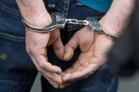 Una familia atrapó a un ladrón y este los amenazó: 