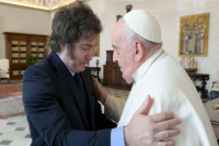 El gobierno negó un conflicto con el papa Francisco, pero hay enojo por los dichos sobre el gas pimienta