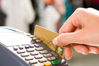 Una sanjuanina compró repuestos de auto con una tarjeta encontrada y ahora debe devolver el dinero