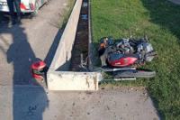 Perdió el control de su moto y chocó contra un cordón, tuvo que ser trasladado al hospital con heridas