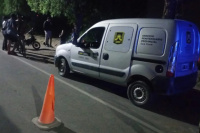 Una camioneta del Servicio Penitenciario chocó con una moto, hay una persona internada