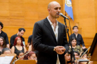 Abel Pintos ya llegó a la provincia y cantó en el Auditorio