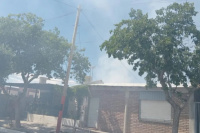 Un incendio en Chimbas afectó a dos casas y generó grandes daños en un depósito de ropa
