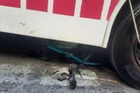 Un colectivo atropelló a un hombre en bicicleta y quedó debajo del vehículo, ocurrió en el centro