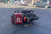 Un delivery terminó herido tras ser embestido por un auto que se dio a la fuga