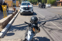 Un repartidor de PedidosYa quedó herido tras chocar contra un auto