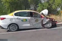 Impactante choque entre un taxi y un camión en Ruta 20 dejó la calle bloqueada
