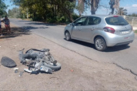 Un motociclista que circulaba sin casco quedó muy grave tras ser embestido por un automóvil