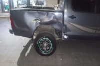 Violento choque entre una camioneta y una moto dejó a dos personas heridas