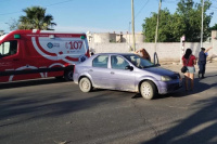Accidente en Capital: un motociclista terminó hospitalizado tras chocar con un auto