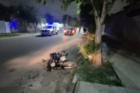 Un auto y una moto colisionaron y uno de los conductores terminó en el hospital
