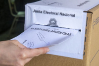 El Gobierno prepara un decreto para fomentar el voto argentino en el exterior