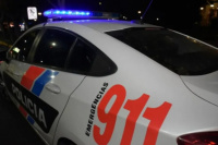 Mujer cae al suelo tras ser víctima de un asalto frente a su hogar