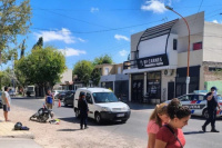 Una motocicleta chocó a un automóvil y una mujer terminó hospitalizada