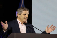 Caputo insiste en que hay “operaciones de prensa” que buscan desestabilizar
